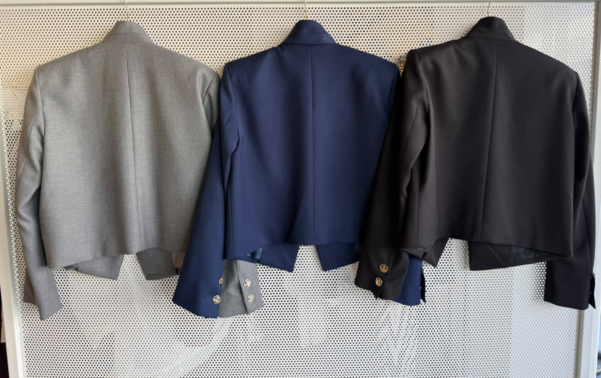 Eleganter Kurzblazer mit goldenen Knöpfen
