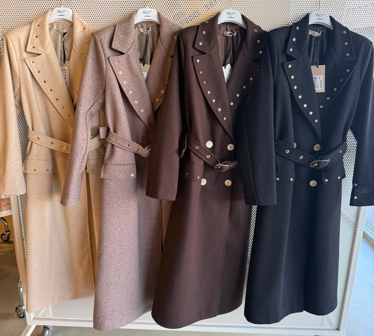 Eleganter Trenchcoat mit Gürtel und goldenen Details