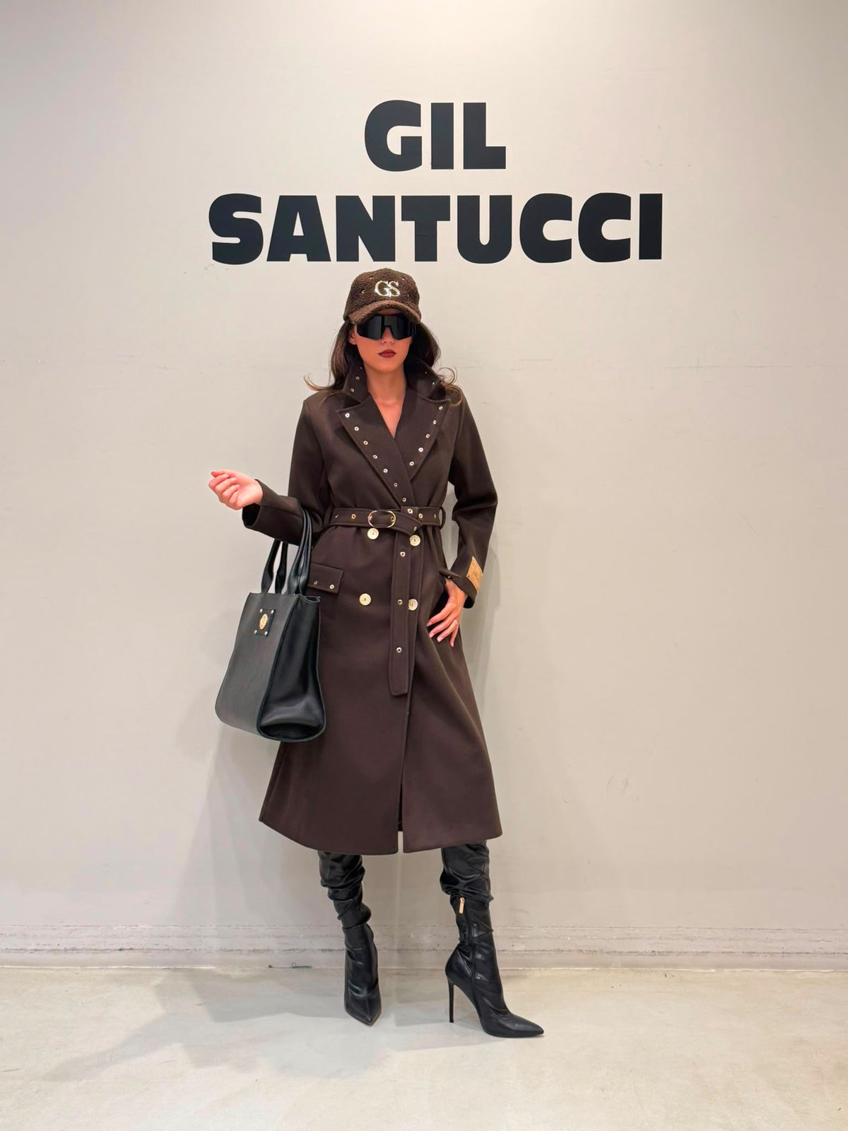 Eleganter Trenchcoat mit Gürtel und goldenen Details