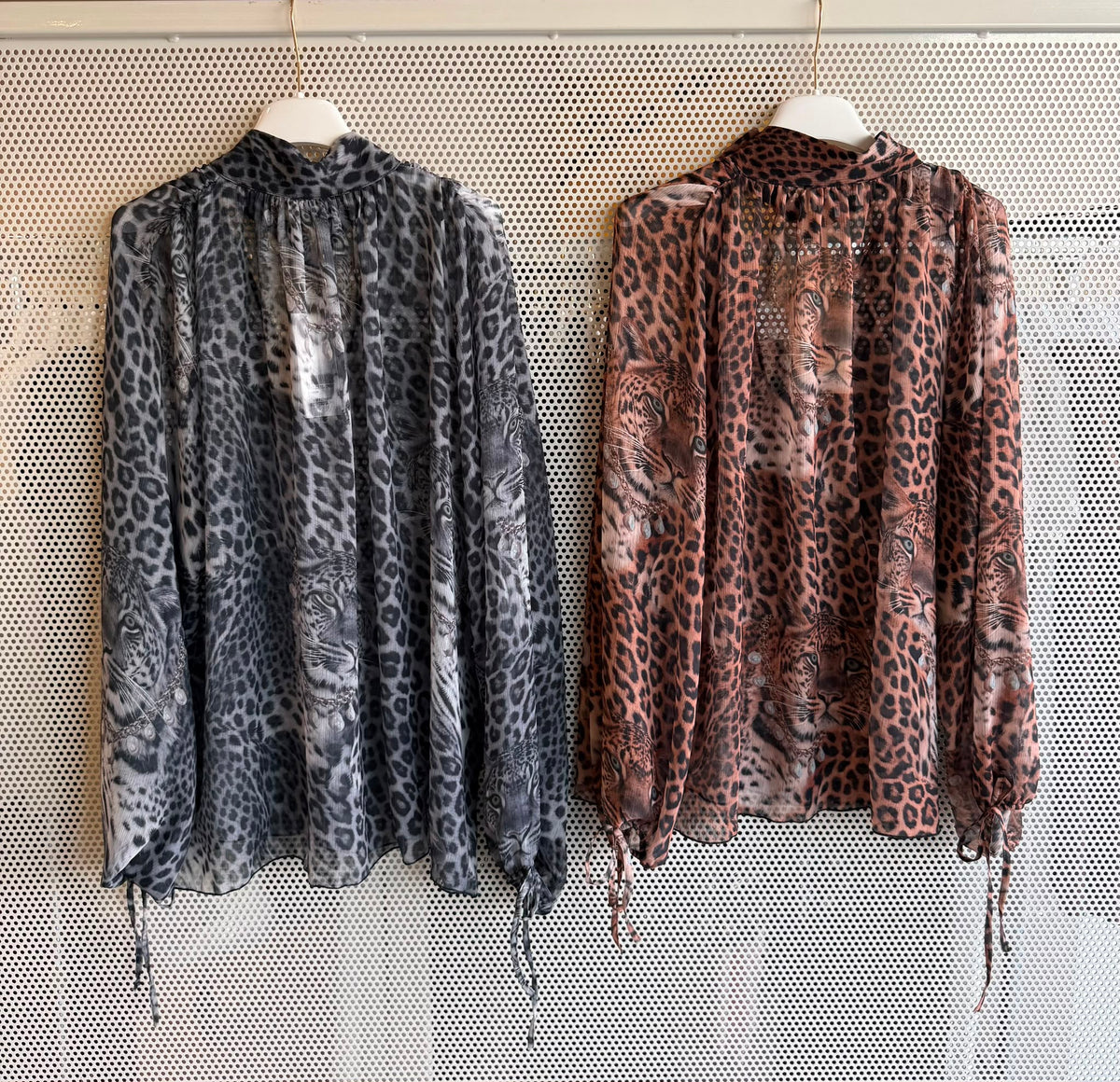Elegante Bluse mit Leopardenprint und Schmuckdetails