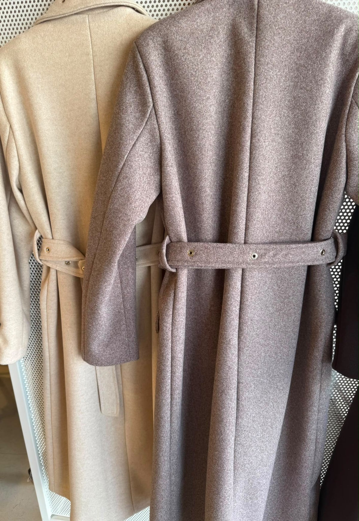 Eleganter Trenchcoat mit Gürtel und goldenen Details
