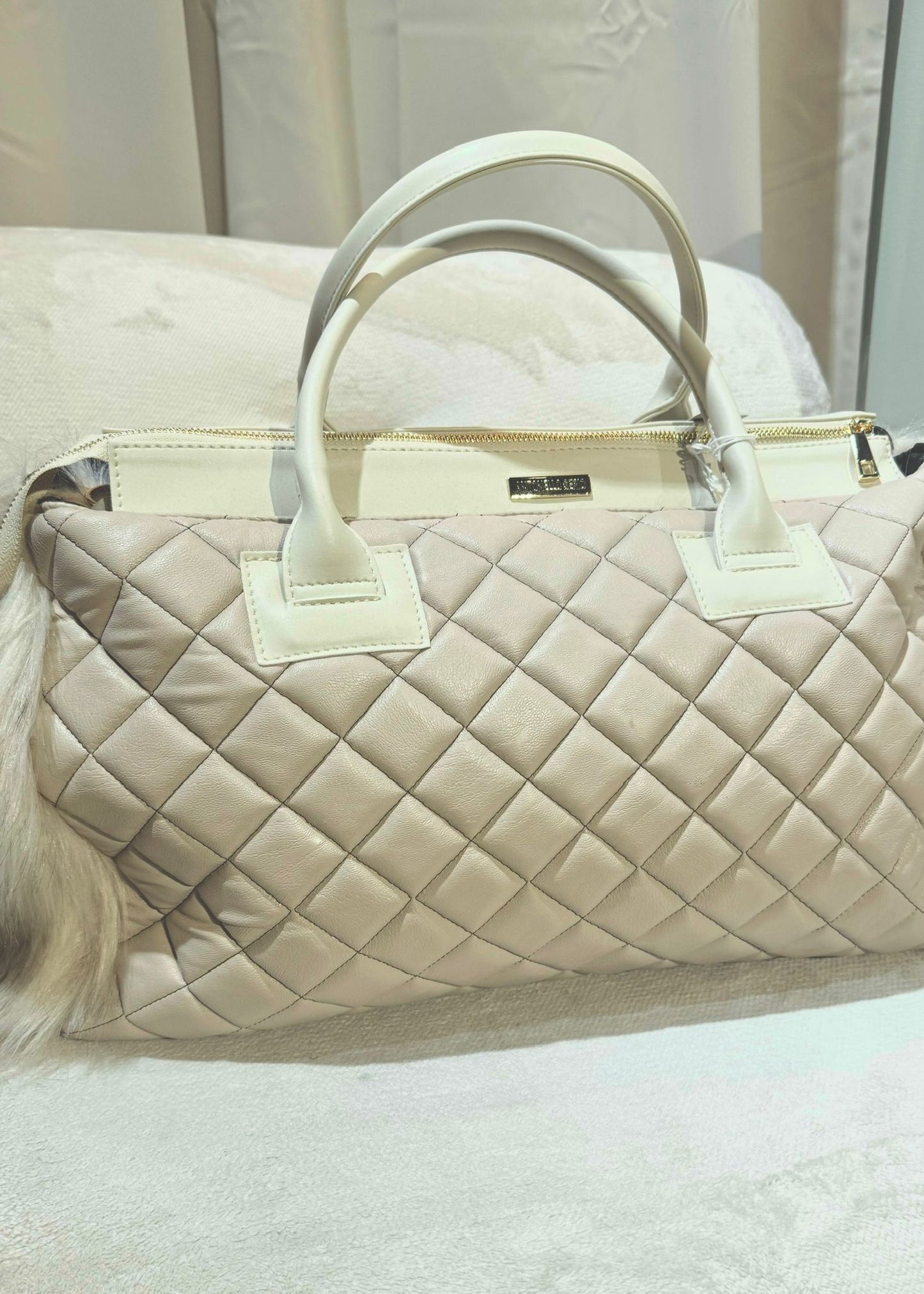 Tasche mit Pelzbesatz an den Seiten