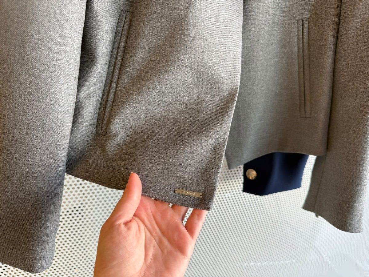 Eleganter Kurzblazer mit goldenen Knöpfen
