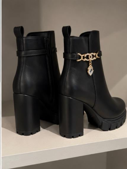 Ankle-Boots mit Schmuckdetail