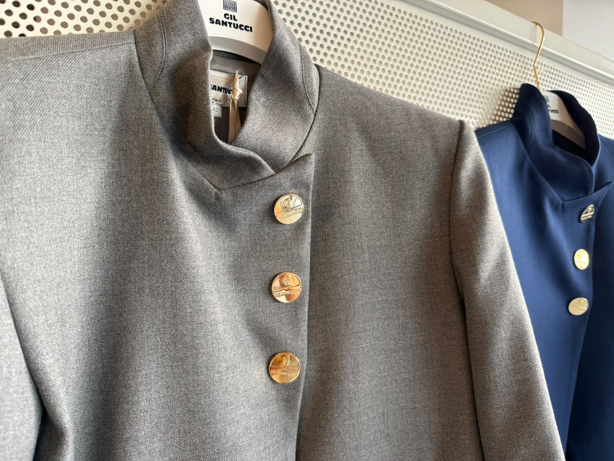 Eleganter Kurzblazer mit goldenen Knöpfen