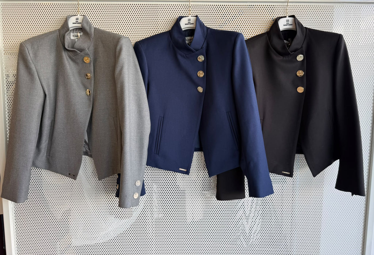 Eleganter Kurzblazer mit goldenen Knöpfen