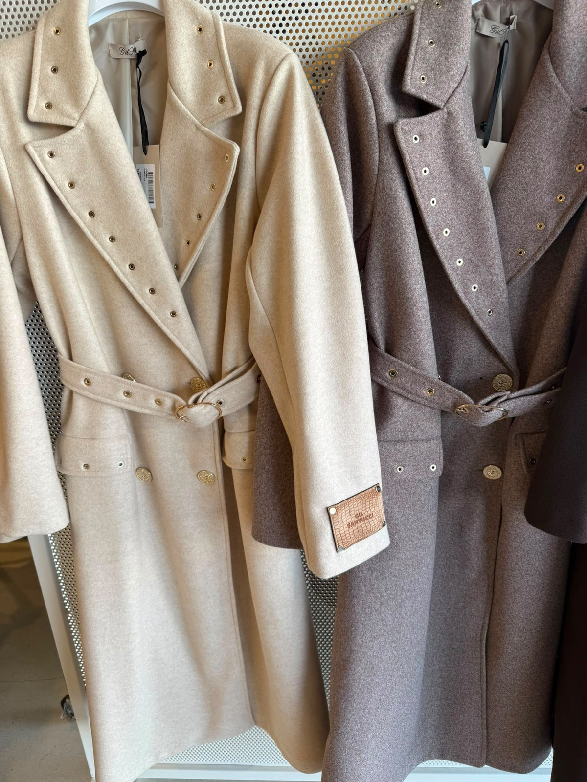Eleganter Trenchcoat mit Gürtel und goldenen Details