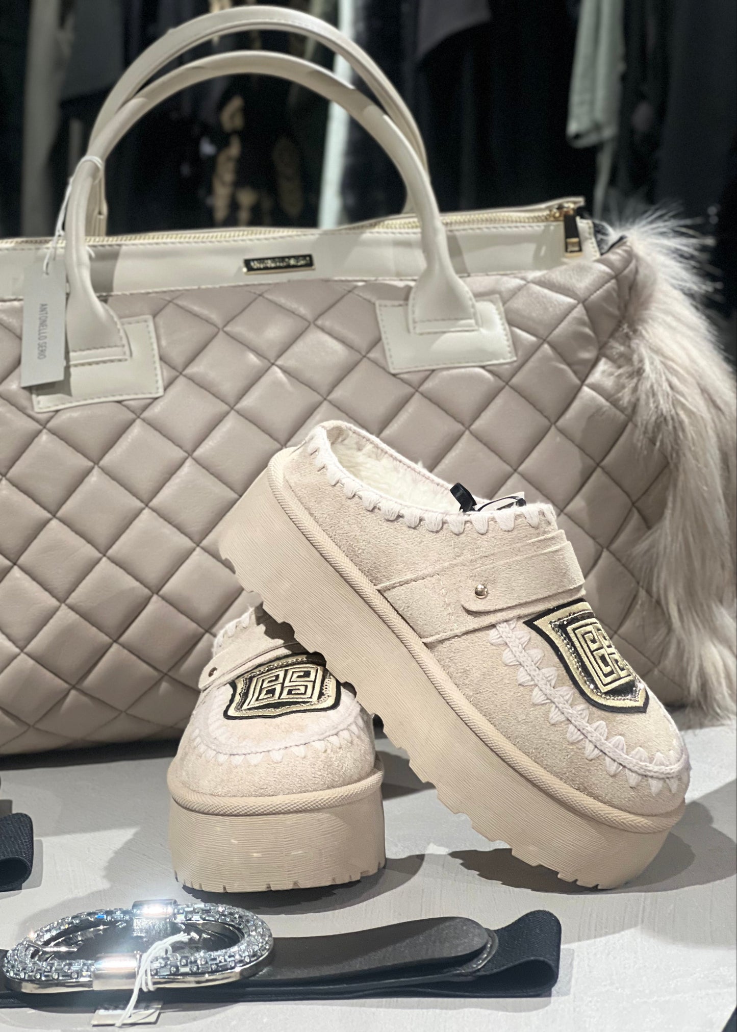 Tasche mit Pelzbesatz an den Seiten