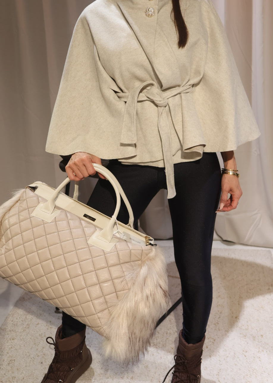 Tasche mit Pelzbesatz an den Seiten