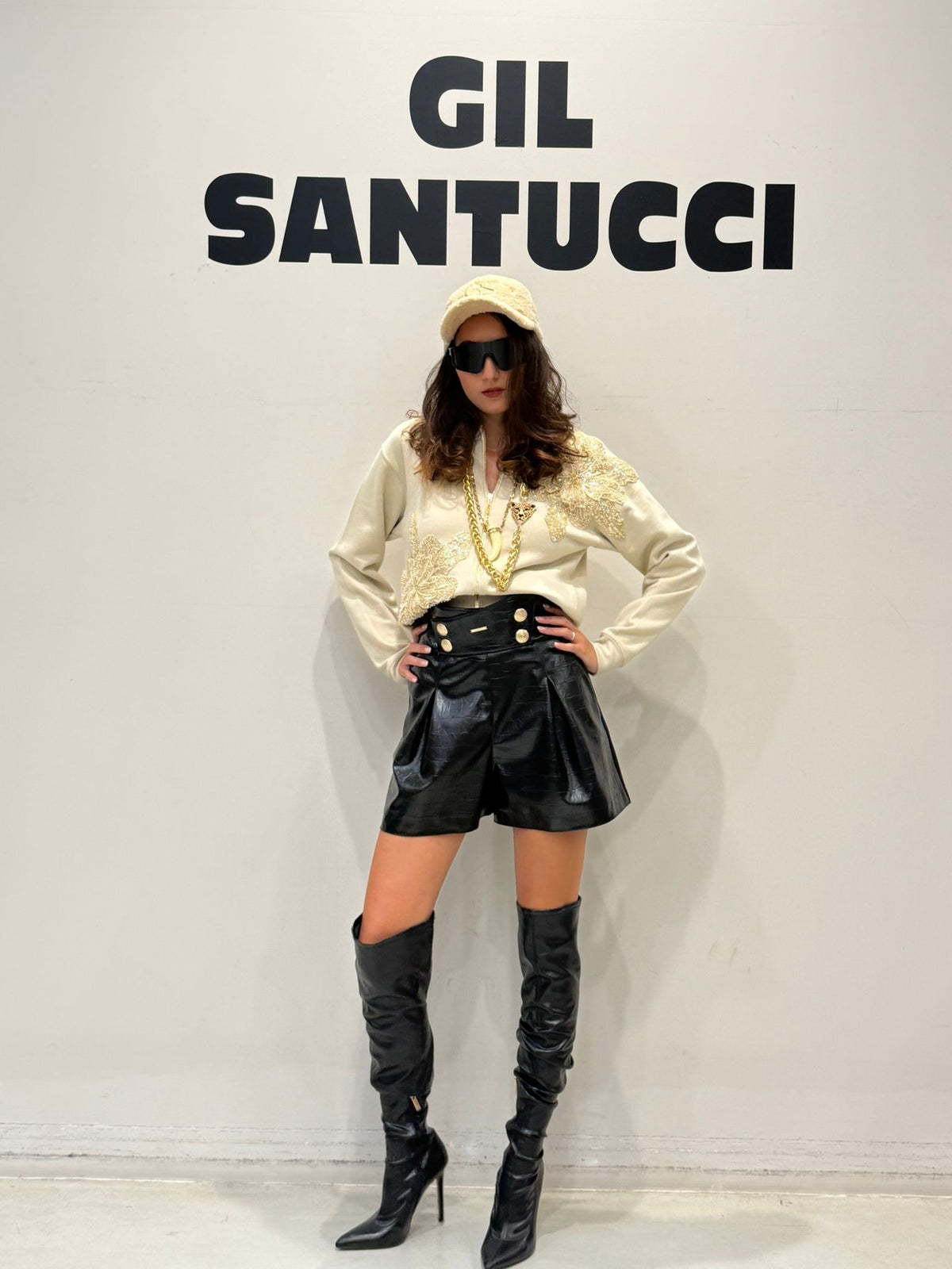 Elegante Bomberjacke mit goldener Spitze