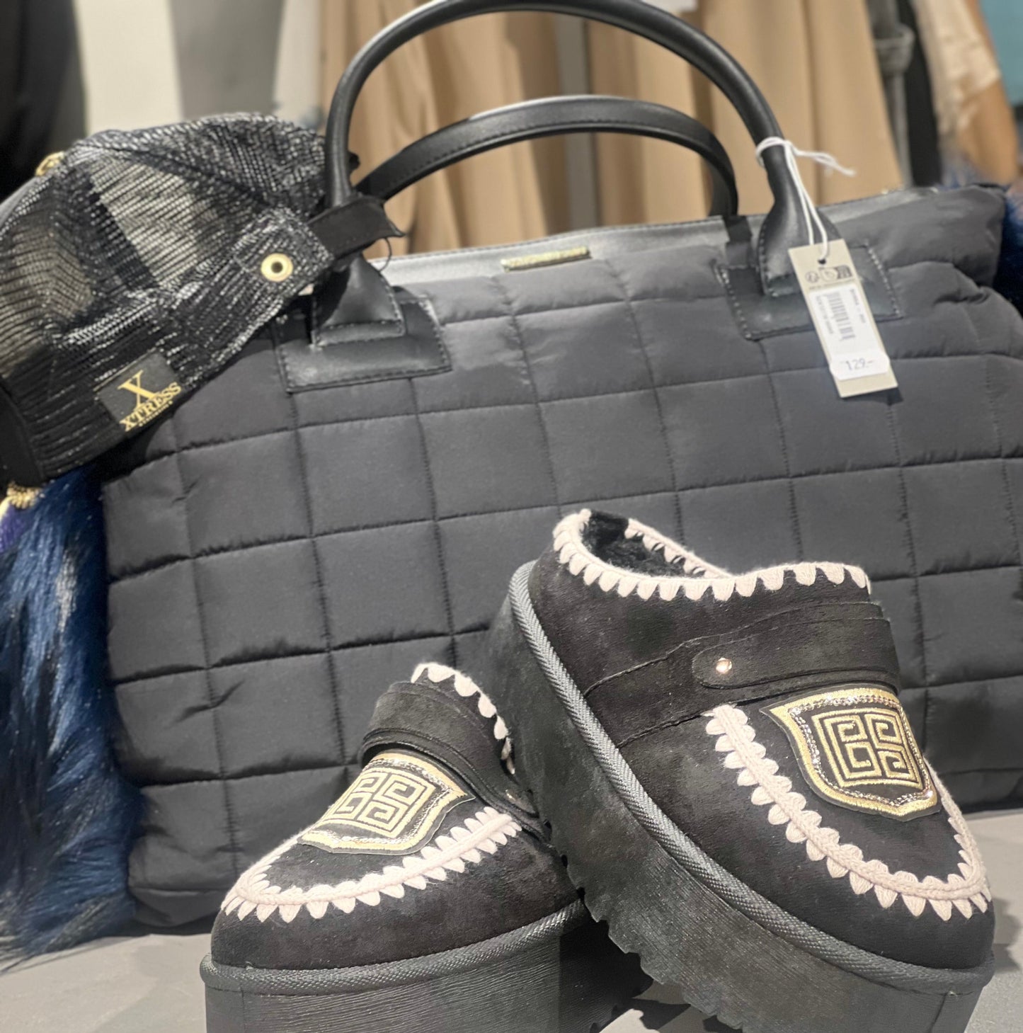 Tasche mit Pelzbesatz an den Seiten