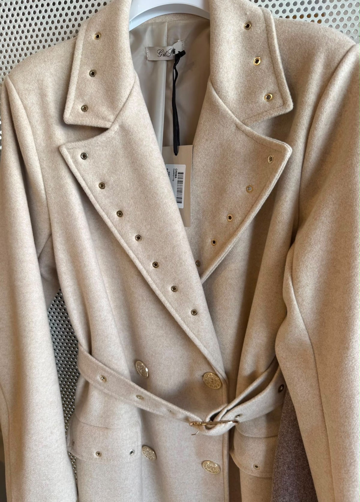 Eleganter Trenchcoat mit Gürtel und goldenen Details