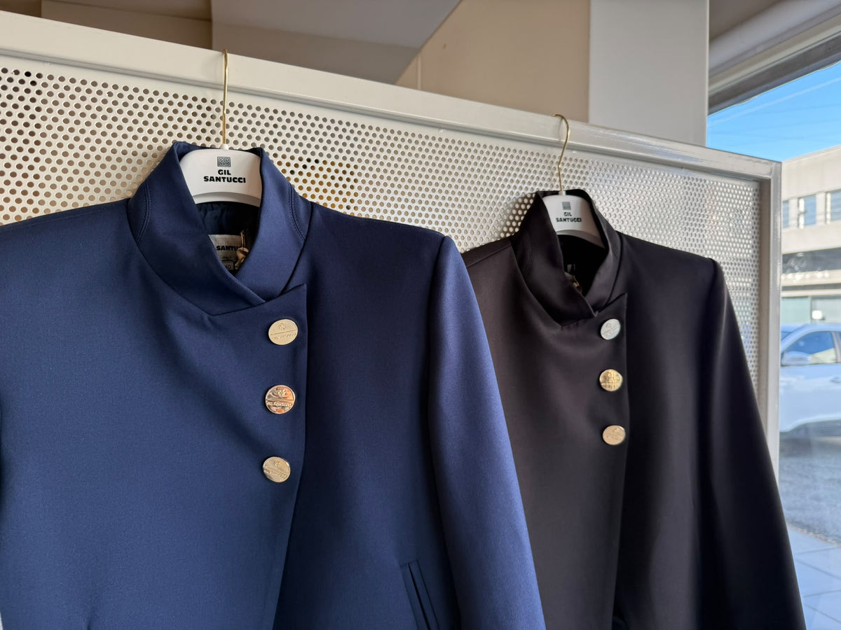 Eleganter Kurzblazer mit goldenen Knöpfen
