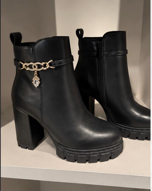 Ankle-Boots mit Schmuckdetail